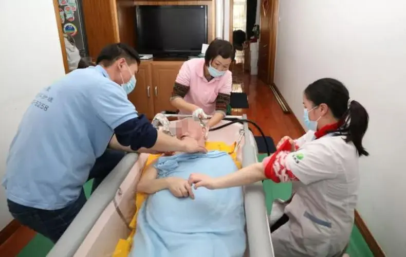 上门给老人洗澡,老人助浴收费标准,康康福有老人家政上门护理服务